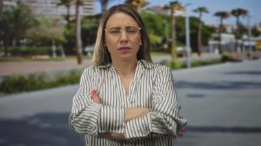 Dışarıda kollarını kavuşturmuş bir kadın.