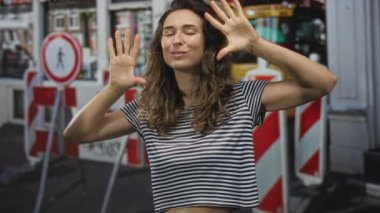 Sokakta el sıkışan genç bir kadın, neşeli bir sevinç..