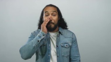 El ele tutuşan ve açık gri stüdyoda kameraya doğru uzanan adam kot ceket ve beyaz tişört giyiyor; acil çağrı.