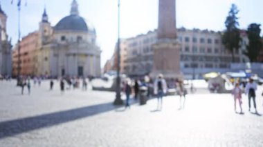 Bulanık kalabalık, Piazza del Popolo, Roma, İtalya 'daki açık hava ortamında bokeh etkisine sahip sembolik mimariler de dahil olmak üzere..