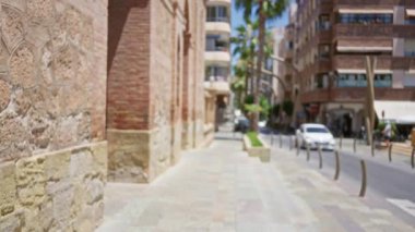 Avrupai bir şehir manzaralı şehir. Tuğla bina ve arka planda arabalar var.