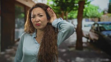 Park halindeki arabalarla şehir caddesinde trafiği duymaya çalışırken el ele tutuşan ve gözlerini kısarak bakan kadın, hayal kırıklığı dinlemesi..