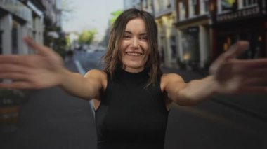 Genç İspanyol kadın sandığı canlı caddelerde dükkanlarla ve bulanık binalarla sımsıcak gülümserken; minnettarlık sevinç takdir sıcaklığı.