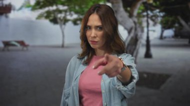 Şehir sokaklarında İspanyol kadın hareketleri, şehir ortamında kendine güveni olan izleyicileri davet eder, günlük kıyafetler giyer ve gün ışığında vücut dilini ifade eder..