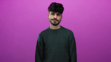 Koyu renk saçlı genç adam bu anlamlı portrede soyutlanmış pembe bir arkaplan karşısında hayal kırıklığına uğradı..