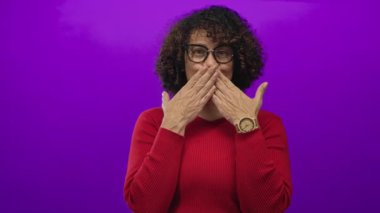 Mor stüdyoda elleri kırmızı süveter ve ahşap saat giyen İspanyol kadın..