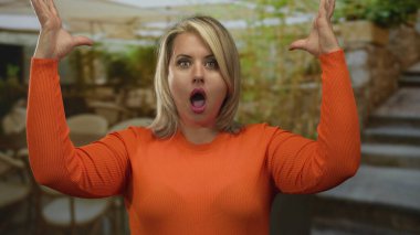 Kadınlar saçlarını iki eliyle terasta gün ışığında ayarlar. Şaşırtıcı bir şekilde..