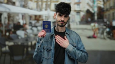 Belarus pasaportlu bir adam açık kafe terasında canlı sokak dekoruna sahip, gelişigüzel şehir yaşamını sergiliyor..