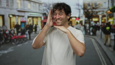 Kalabalık bir sokakta gülümseyen bir adam neşeli ve ilgi çekici bir açık hava sahnesi yaratır..
