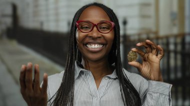 Elinde kripto para tutan kadın, şehirde sanal para birimi ve blok zinciri vurguluyor..