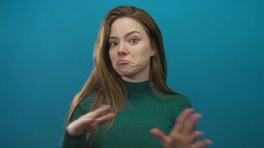 Kadın stüdyoda omuz silkiyor. Şaşırtıcı sorgulama hareketi yapıyor. Belirsizlik şüphesi..