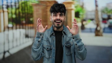 Kot ceketli genç adam bulanık bir geçmişi olan bir şehir sokağında şaşkınlığını dile getiriyor. Açık şehir ortamında gerçek duyguları yakalıyor..