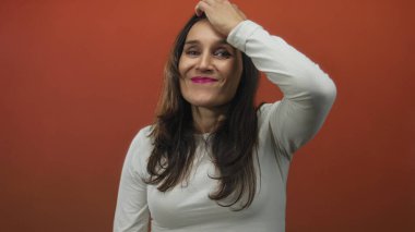 Stüdyo ortamında canlı kırmızı arkaplan karşısında şaşkınlığını dile getiren kadın duygu ve yoğunluğu yakalıyor..