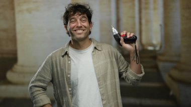 Bir üniversite kampüsünde, Roma tarzı sütunların önünde kendine güveni ve cazibesi olan İspanyol bir adam tutuyordu..