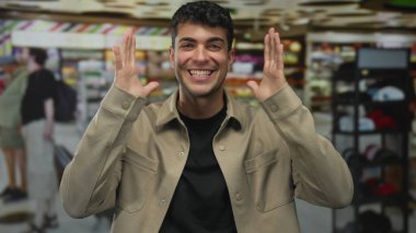 Süpermarkette gözlerini ovuşturan genç İspanyol adam, uykusuzluk yorgunluğu..