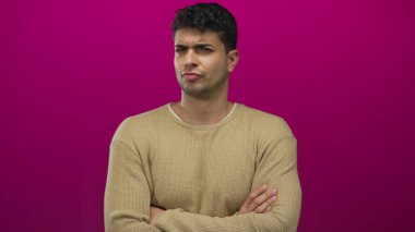 Erkek kolları çapraz arka plan genç İspanyol şüpheci erkek portresi belirsizlik taşıyor.