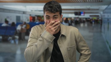 Genç İspanyol ziyaretçi havaalanı erkek seyahat lobisinde beklerken adam elini kapatıyor..
