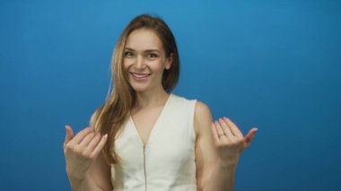 Parlak mavi bir stüdyo duvarının önünde uzanmış elleri olan genç bir kadın davet ediyor..