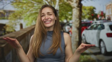 Şehirdeki sonbahar kentsel caddesinde kıt kanaat hareket eden genç beyaz kadın samimi bir ifade sergiliyor;.