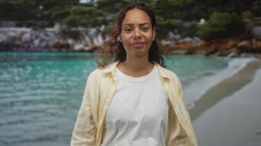 Sarı çizgili tişörtlü ve beyaz tişörtlü kadın avuç içlerini kaldırdı. Rocky Beach Koyu 'nda durdu..