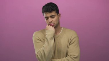 Erkek, Latin kökenli, genç ve yorgun bir kestirici portre gibi siyahi bir arkaplanda uyurken başını eğiyor..