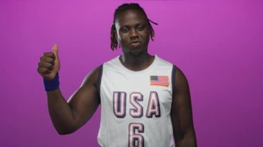 ABD basketbol formalı bir adam stüdyoda elini kaldırdı. Özgüven kutlaması..