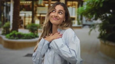 Plaza 'da göğsüne sarılan genç sarışın kadın, minnettarlık mutluluğu..