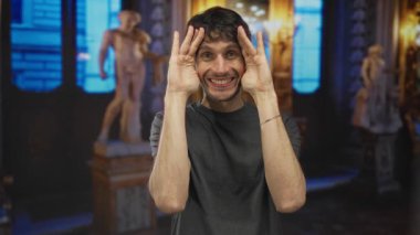 Büyük müze galerisindeki süslü mermer heykeller arasında insan çerçeveleri avizelerle aydınlatılıyor; sürpriz.