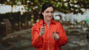 Turuncu tulumlu kadın bıçakla sokakta dolaşarak şüpheli ve yoğun bir atmosfer yaratıyor..