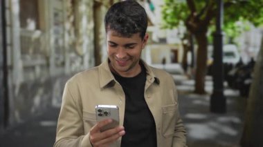 Şehir caddesinde akıllı telefon tutan adam; romantizm bağlantısı arzu flörtü.