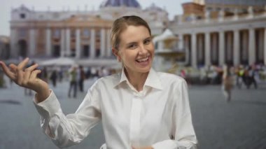 St. Peter Meydanı, Vatikan 'da gülümseyen ve gitar çalıyormuş gibi yapan bir kadın, ikonik mimariyle çevrili, neşeli bir atmosferle iç içe..