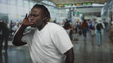 Kalabalık havaalanı terminalinde gözlerinizi kısarak ve öne eğerek el ele tutuşan adam, kafa karıştırıcı gecikmeli seyahat.