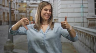 Kadın, tarihi binanın yanındaki sessiz caddede hem baş parmağını kaldırır hem de baş parmağını kaldırır..