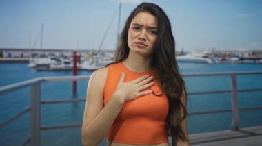 Kadın caddede teknenin yanında el ele tutuşuyor. Öfke..