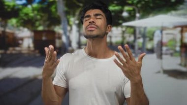 Genç İspanyol hayranı elleri ve ıslak mendilleriyle kalabalık bir sokakta güneşli bir havada alnından ter akıtıyor..