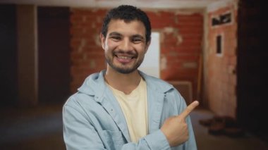 Açık mavi ceket giyen, gülümseyen ve başparmak kaldıran bir adam, güven iyimserliği motivasyon hırsı.