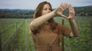 Ormandaki uzak yeşillik çevresindeki bir çerçeveyi dağıtılmış gün ışığında, sükunet içinde şekillendirir..