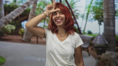 Form I beyaz t-shirt giyen ve geniş bir gülümseme ile orman parkında el-alın I; şakacı yaramazlık.