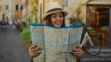 Güneşli bir sokakta harita okurken gülümseyen bir kadın, seyahat ve maceranın özünü somutlaştırarak yeni yerler keşfeden bir turist olarak.