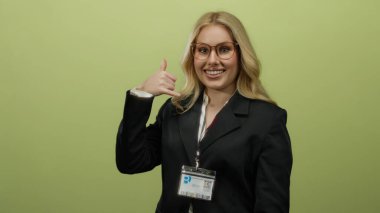 Parlak sarı bir arka plan, kimlik kartı ve gözlüklü, gösterişli bir iş elbisesi ve dostane bir gülümsemeyle beni çağıran bir kadın..