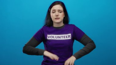 Kadın esmer gönüllü, mavi arka planda dalgın görünüyor. Stüdyoda mor gömlek giyiyor. İnsanlığın duygusal iletişimindeki düşünceli ifade çeşitliliğini resmediyor..