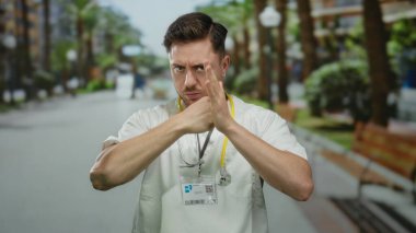 Steteskoplu genç beyaz erkek doktor şehir caddesinde kavga ediyor. Açık hava ortamında yoğun bir anı yakalıyor..