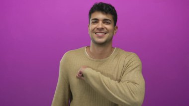 Stüdyoda yumruk tokuşturma stüdyosu genç İspanyol portresi selamlama arkaplanı dayanışma ve dostluk gösteriyor.