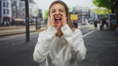 Yüzüne ve yumruğuna yakın gülen kadın tramvay durağında kaldırıldı; sevinç kutlamaları zaferi.