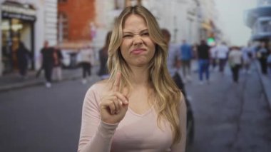 Kadın şehir merkezindeki kalabalık bir kaldırım taşını işaret ediyor. Onaylanmayan eleştiri şüpheciliği..