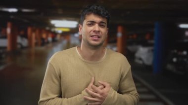 Adam otoparkta kalp debriyajı kullanıyor. Genç İspanyol garaj duvarları var..