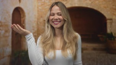 Tarihi üniversite manastırı avlusunda öpüşen kadın dudakları taş kemer yolunun altında sevgi dolu selamlar..