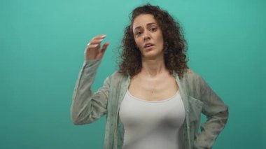 Göğüs göğüse göğüs göğüse göğüs ve göğüs kafesi beyaz atölyede görünür kıvırcık saçlı ve kuşkucu ifadeli bir kadın..