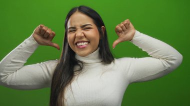 Oyuncu kadın el gösterimi arka plan, genç Latin kökenli Latin kimliğini izole edilmiş yeşil arkaplan üzerine vurguluyor.