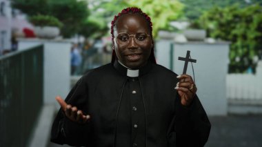 Dini kıyafetlerle inançlarını ifade ederek şehir arka planında ve şehir ortamında karşıdan karşıya geçen kadın vaiz..